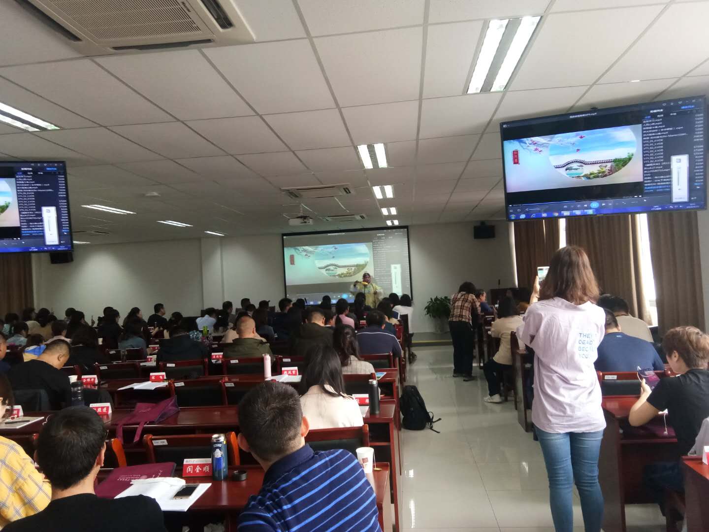 1556437922651014062.jpg 课堂授课2.jpg